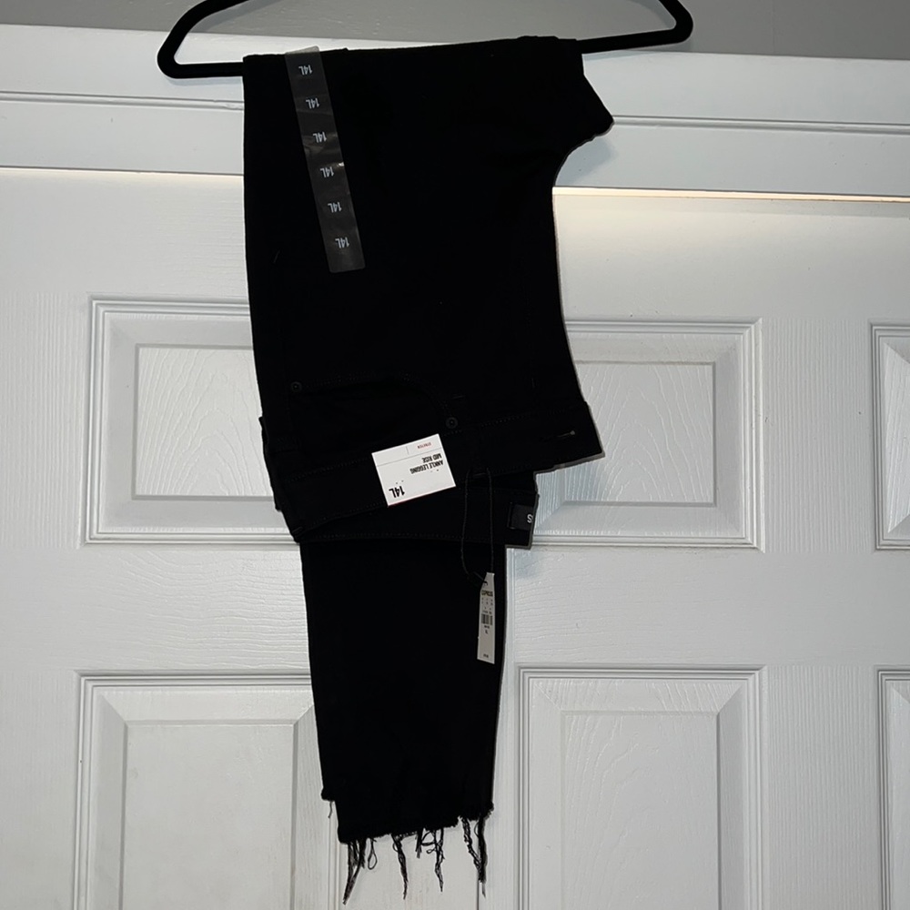 Distressed Mid Rise Jean NWT